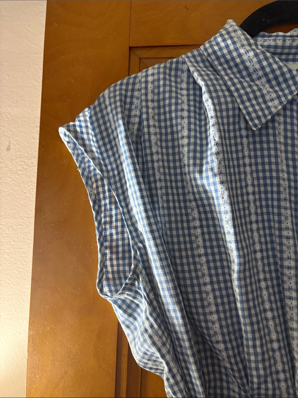 Max Studio Blue and White Gingham Tie-Waist Button-Down Top; sleeveless; M - Picture 3 of 11
